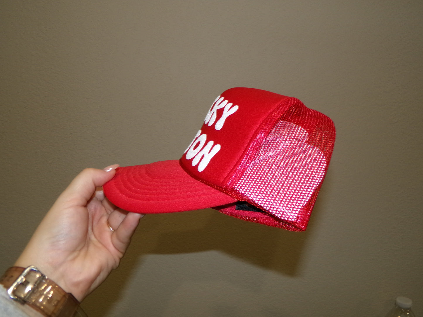 Red/white trucker hat